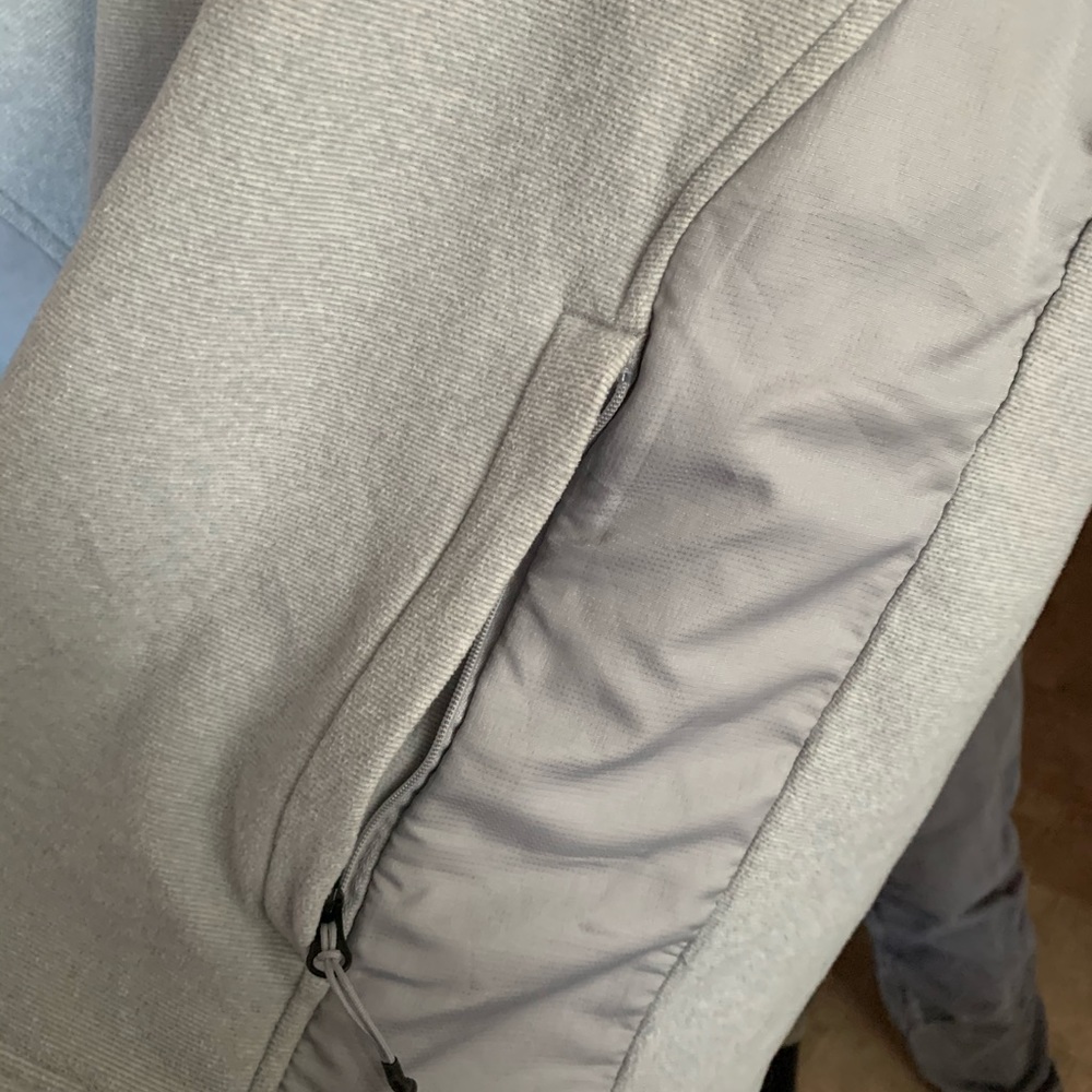 Men’s Unfer Armour quarter zip pullover